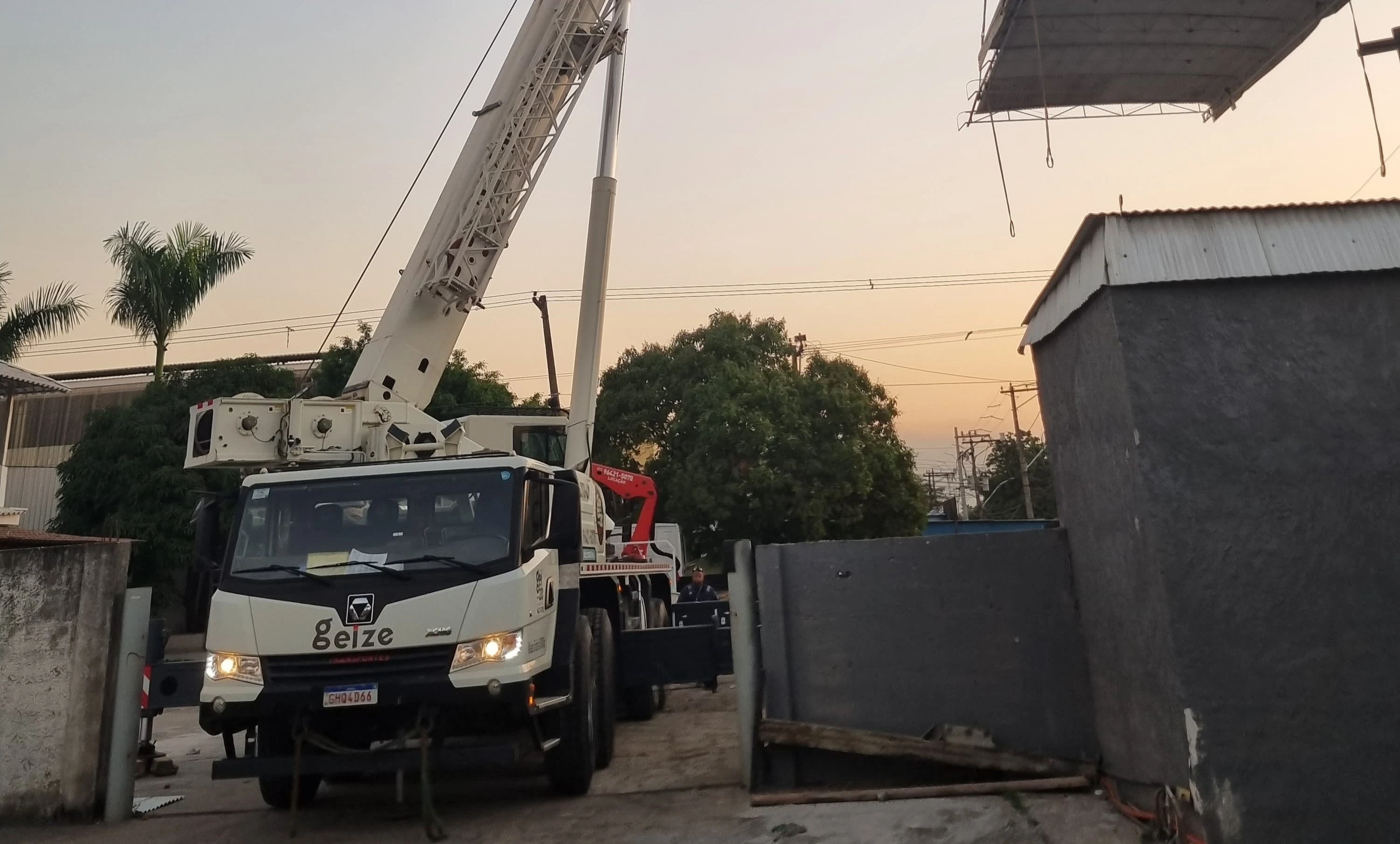 Movimentação Interna com Guindaste 90 Toneladas no Rio de Janeiro
